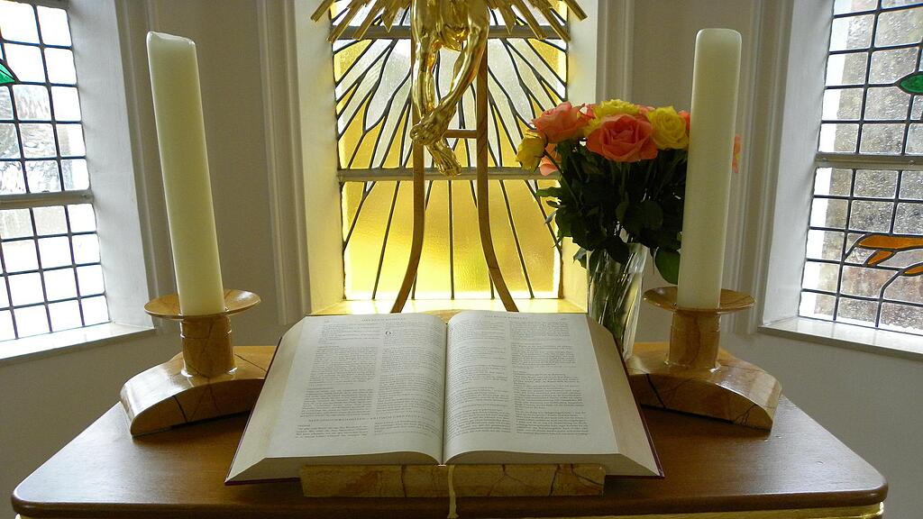 symb_kirche symb_altar symb_bibel