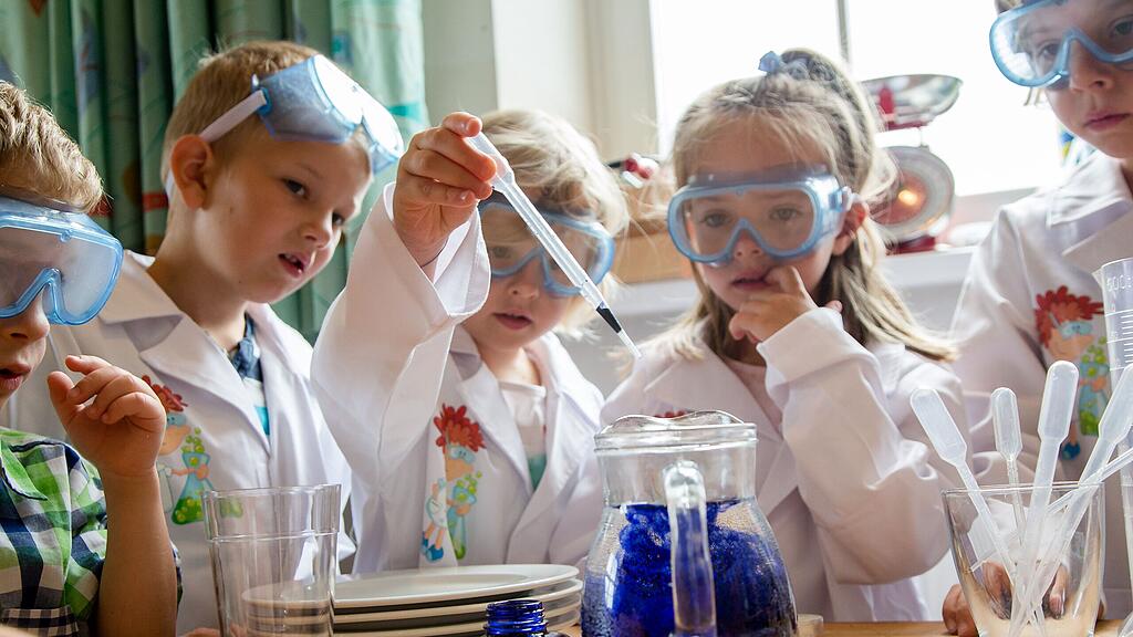 In der Spürnasenecke werden die Kinder zu kleinen Forschern.