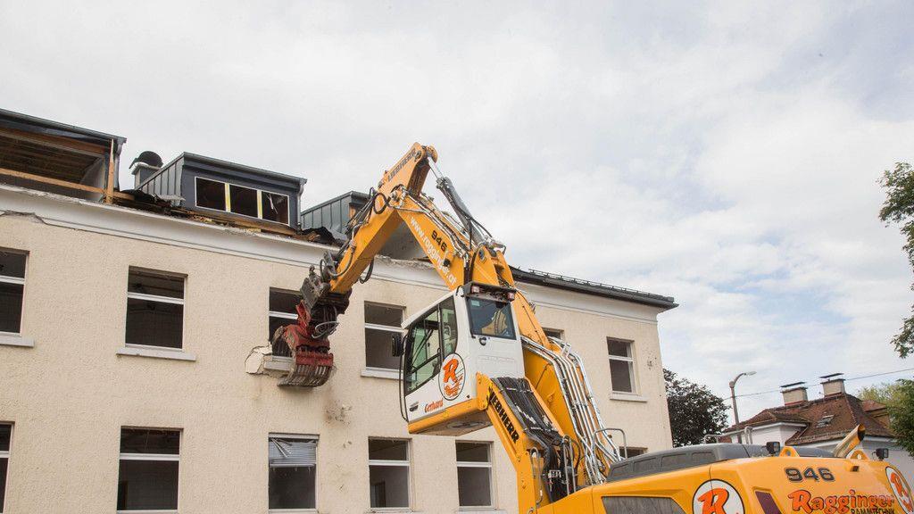 Abrissarbeiten am Areal der ehemaligen Riedenburg-Kaserne