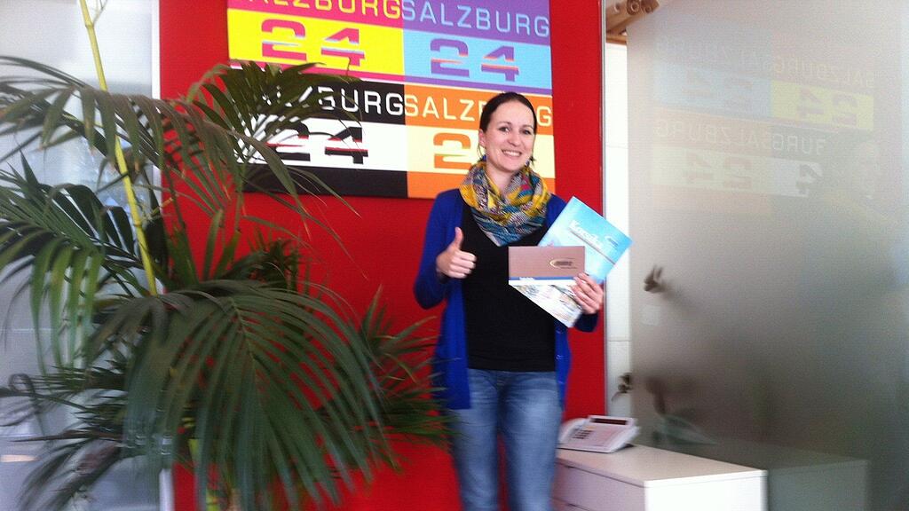 Edith Frauscher holte sich am Mittwoch den Gutschein für die Korsika-Reise in der Redaktion von S24.at ab.