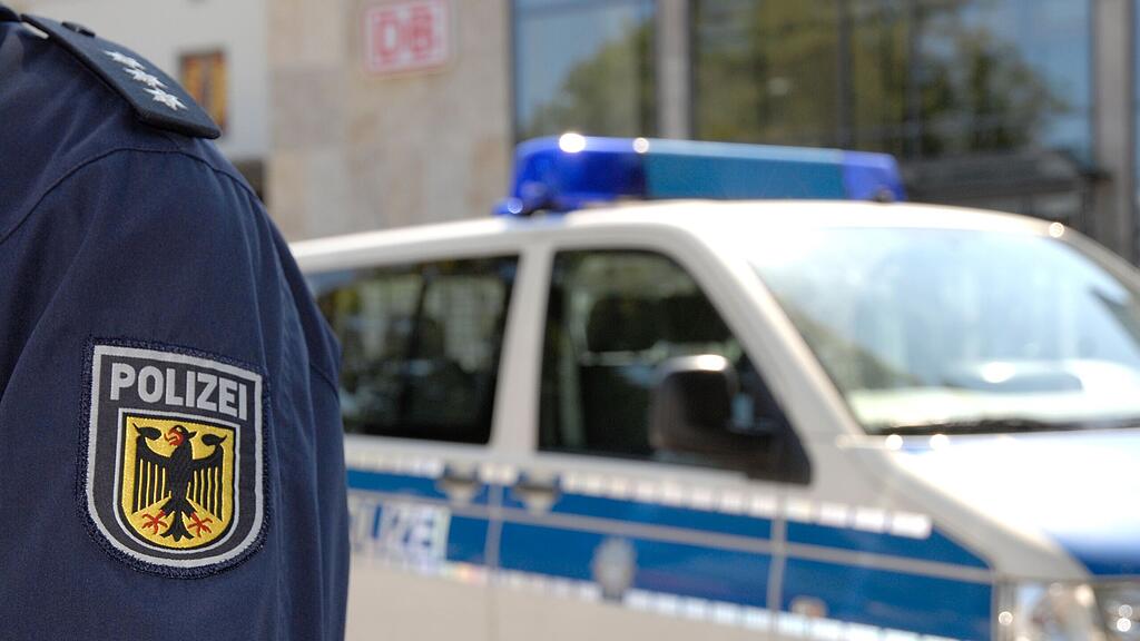 Die Migranten wurden in Gewahrsam genommen.