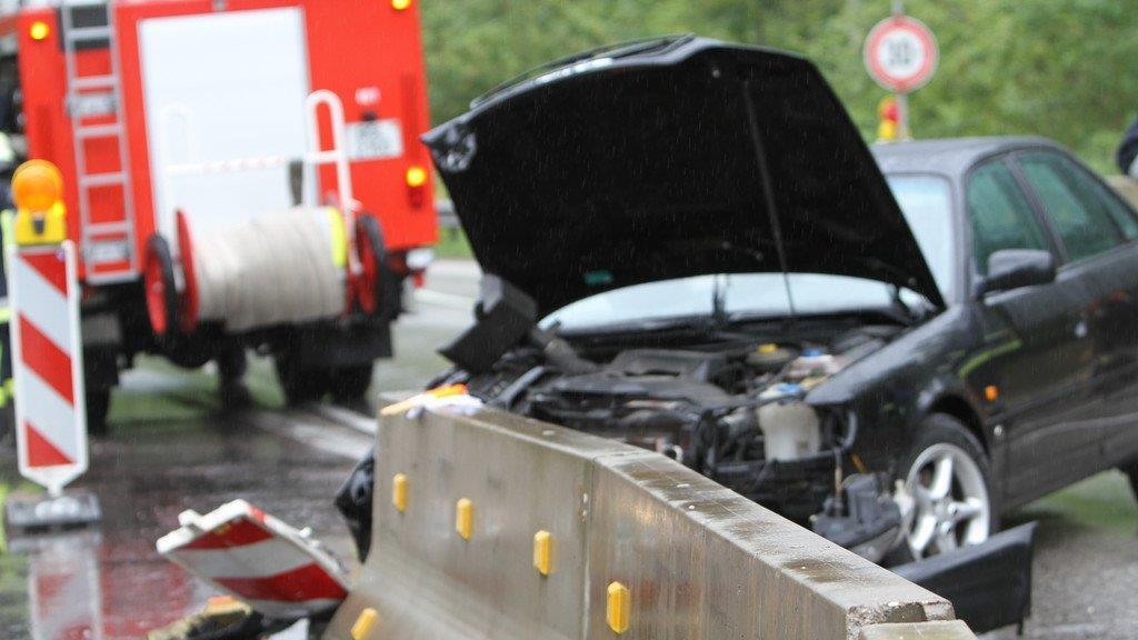 Pkw prallt in Betonleitwand