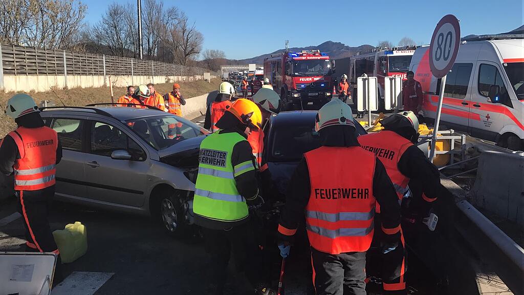 Zwei Menschen wurden bei dem Unfall verletzt.