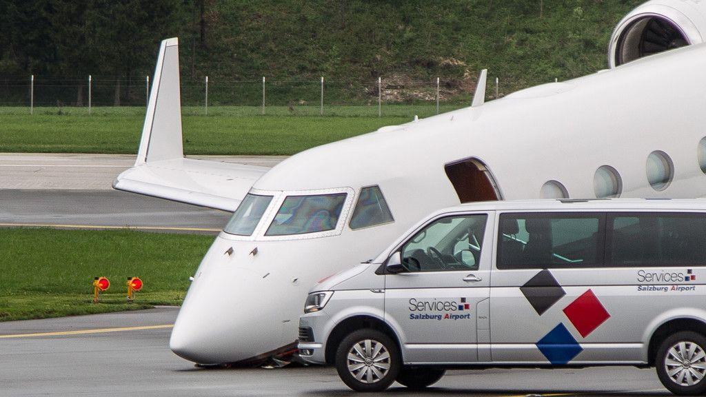 Salzburg Airport: Flugzeugfahrwerk knickt nach Rücklandung ein