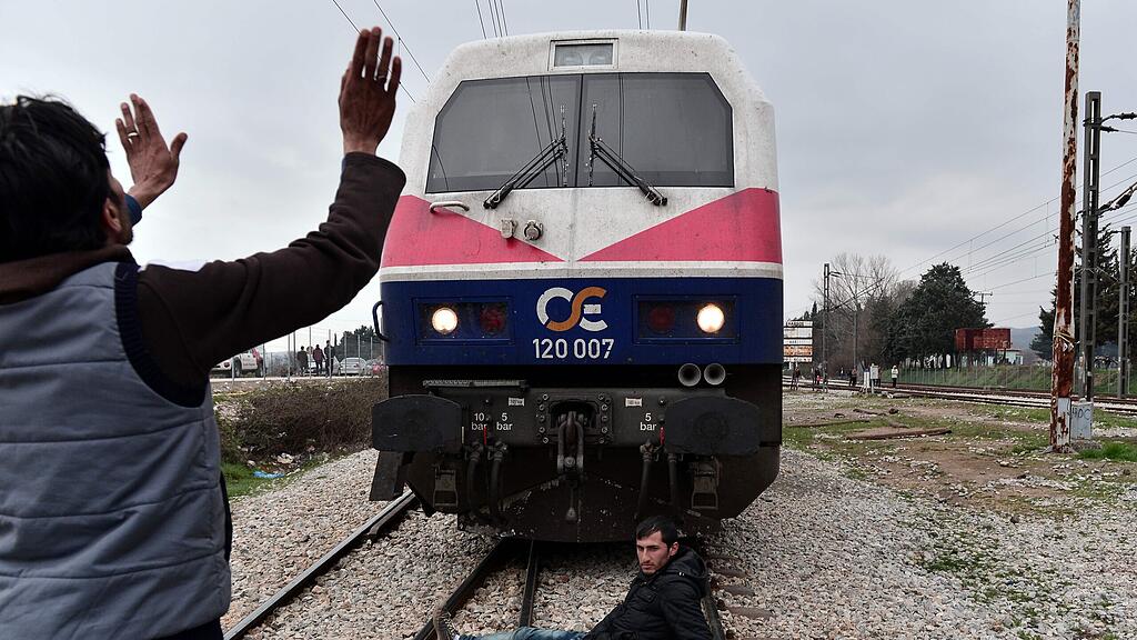 Flüchtlinge stürmten die Bahntrassen in Idomeni.