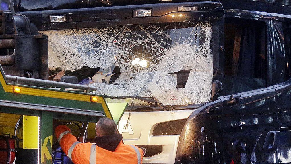 Lkw rast in Weihnachtsmarkt: Spurensicherung