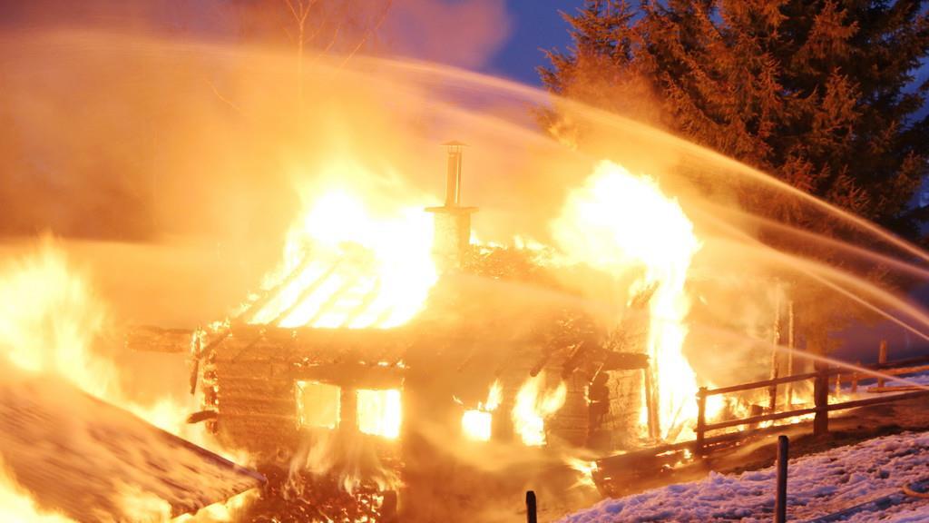 Ederalm in Saalbach-Hinterglemm in Vollbrand, III