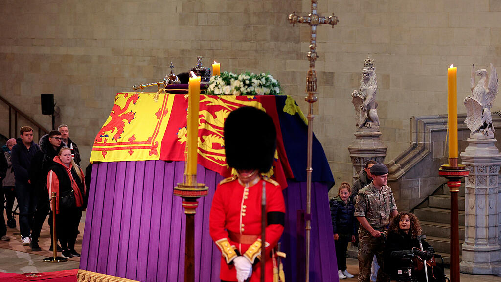 Queen Sarg Totenwache