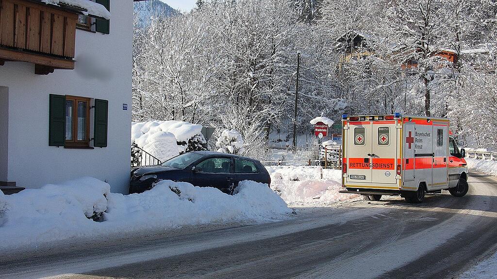Die Schönauerin ist mit ihrem Auto auf eisglatter Fahrbahn in eine Hausmauer gekracht.