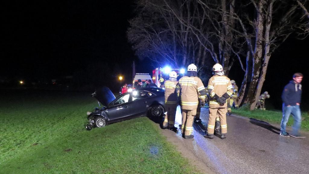 Auto knallt in Bramberg gegen Baum