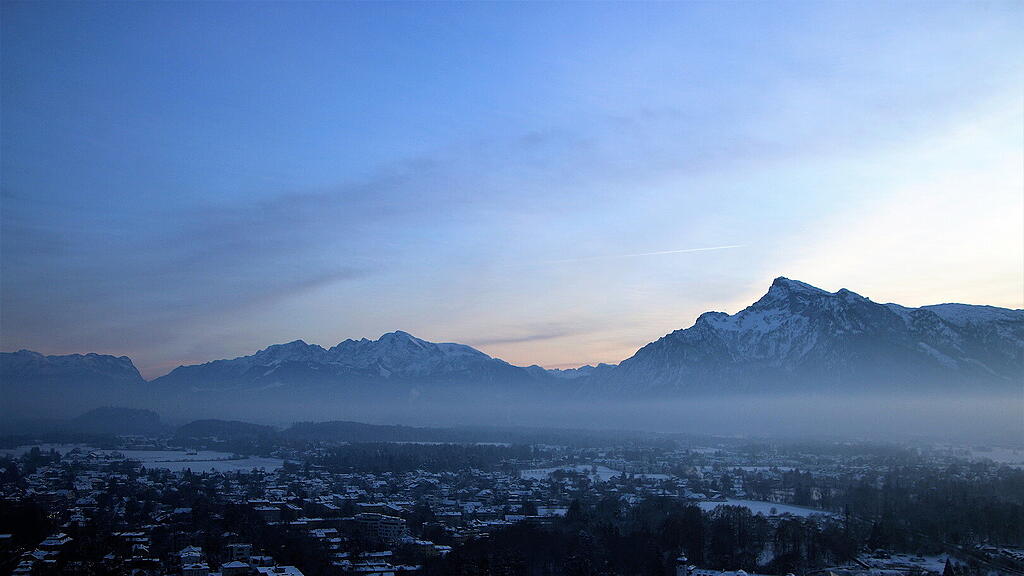 1. Adventlichterlflug der Paragleiter \u00fcber der Stadt Salzburg