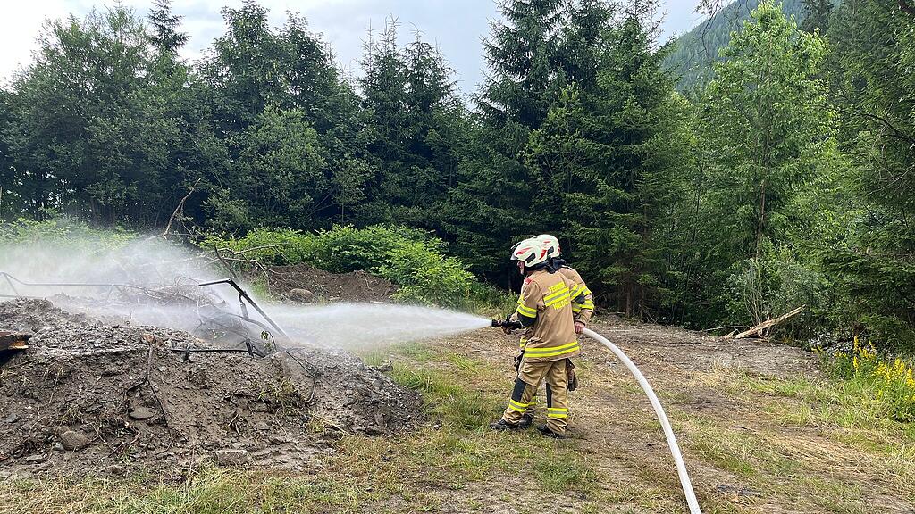 Anhänger in Wald in Pinzgau in Vollbrand