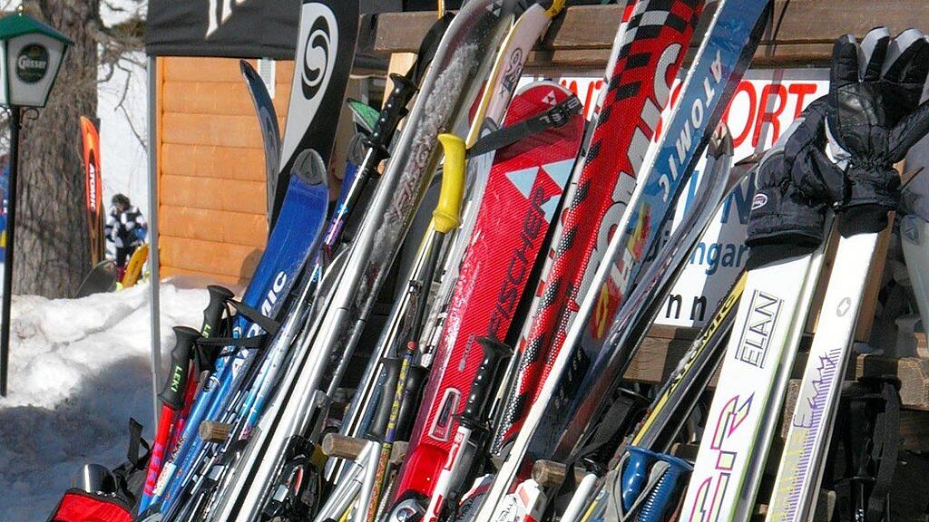Der Mann stahl zahlreiche Ski, die vor den Skihütten abgestellt wurden.