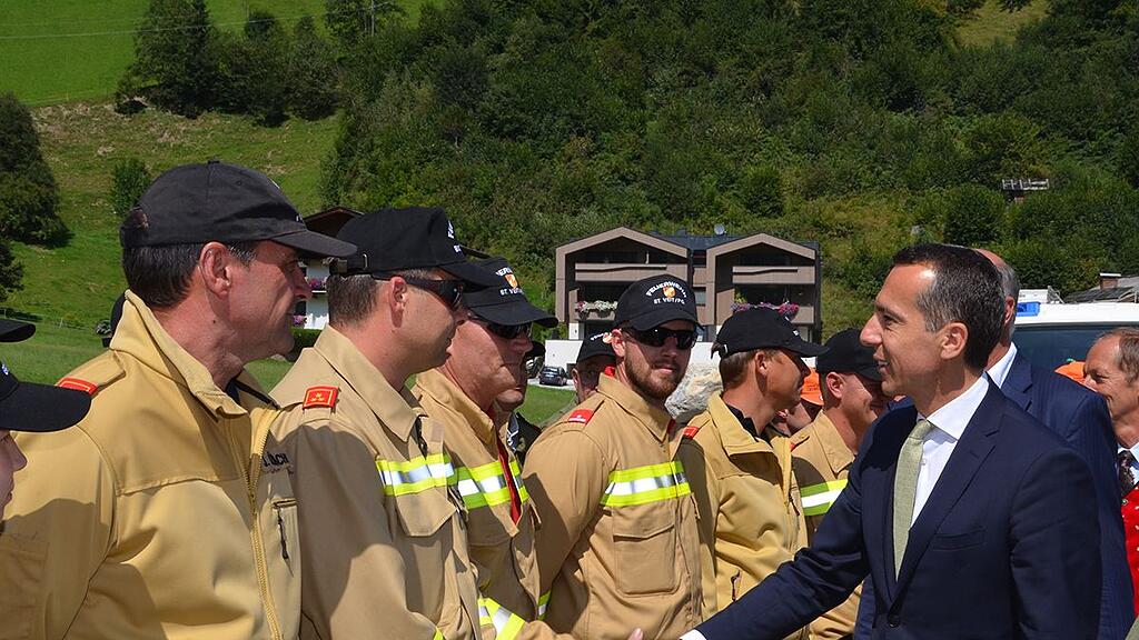 In Großarl stattete der Bundeskanzler natürlich auch den Einsatzkräften einen Besuch ab.