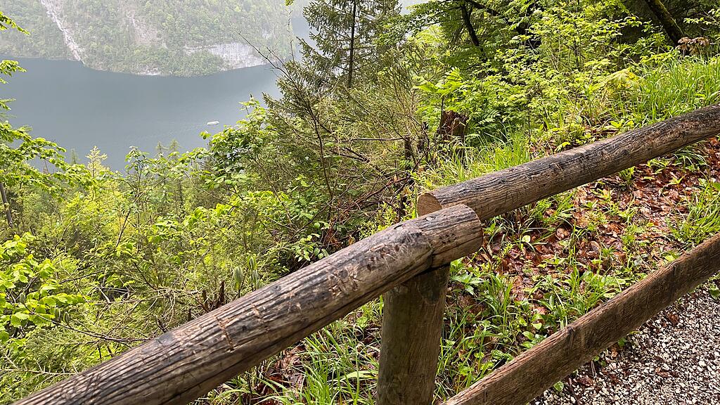 Geländer an Wanderweg in Schönau am Königssee angesägt