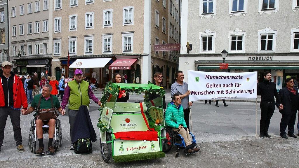 Menschenkette am Residenzplatz