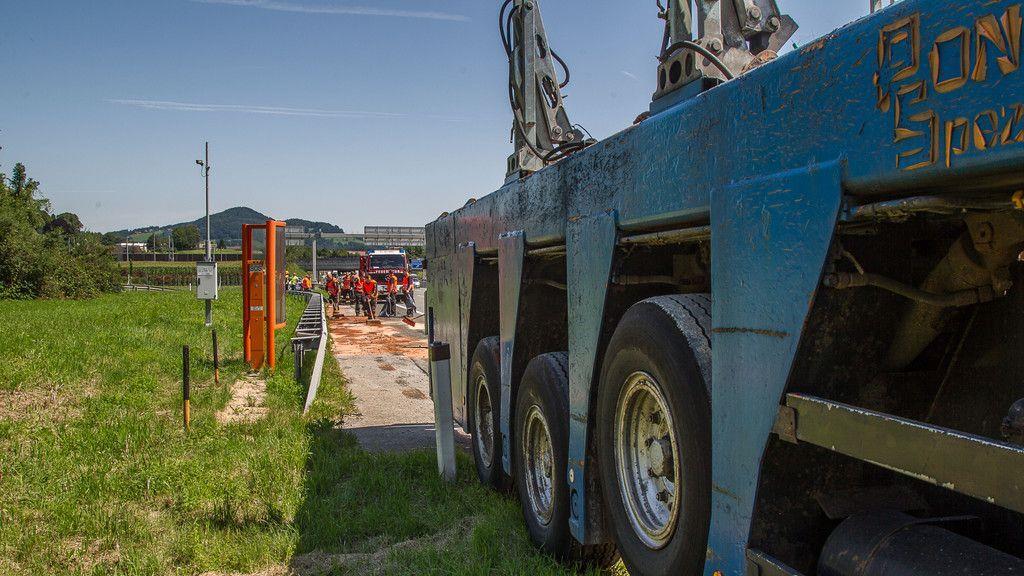 Lkw verliert Hydrauliktank auf A1