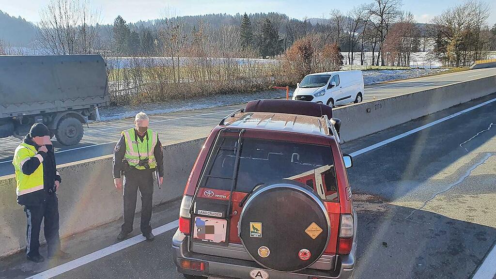 Thalgau: Pkw contra Leitplanke