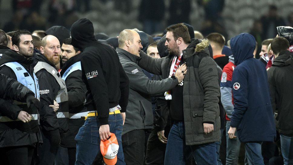 Fußballfans stürmten in Lille den Rasen