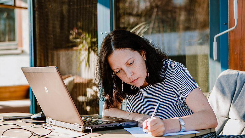 Nicole, Home Office
