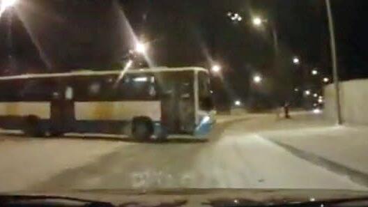 Dieser Busfahrer zeigt, wie aus einem Schleudermanöver ein recht gekonnter Stunt wird.