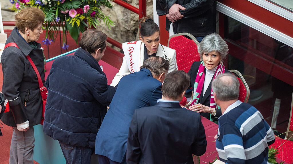 Opernball: Autogrammstunde mit Jane Fonda