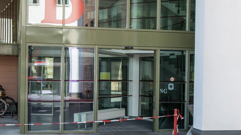 Eingang beim Finanzamt verwüstet