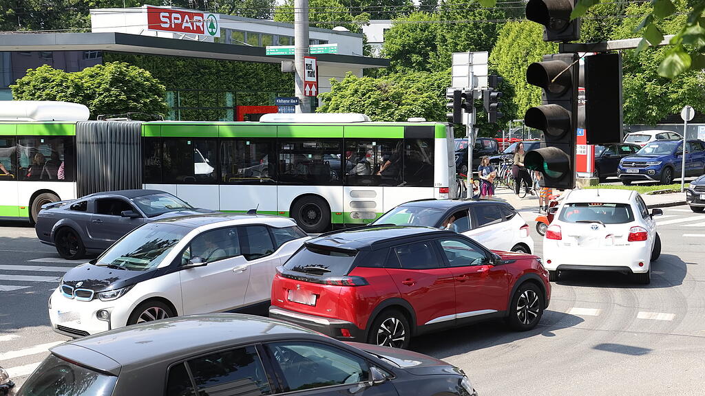 Asphaltierungsarbeiten Hofhaymer Allee und Nonntaler Hauptstraße