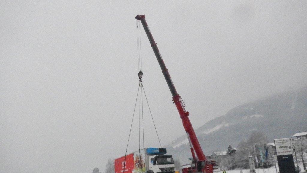 Lkw landet in Böschung