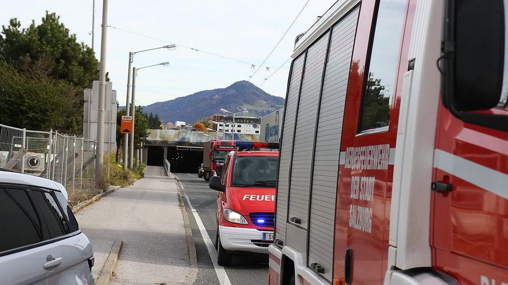 Lkw  steckt in Flughafenunterführung