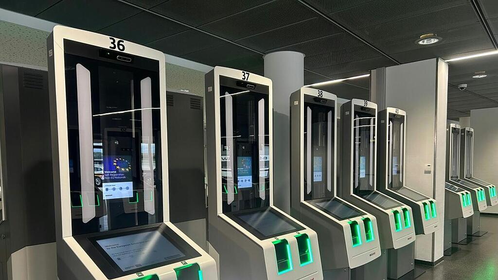 Terminals für das neue Exit/Entry-System am Flughafen Wien