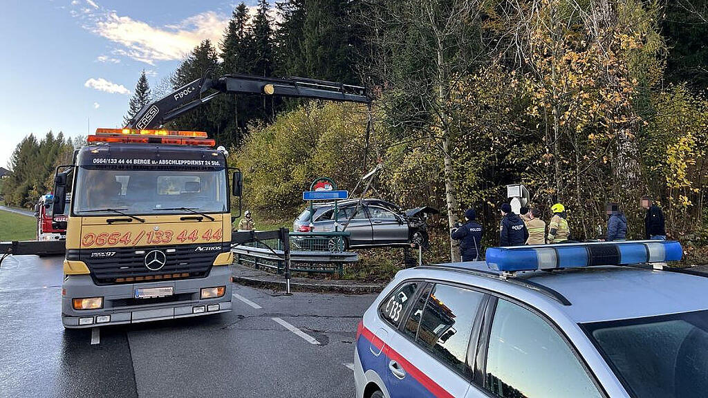 Unfall in in St. Koloman: Feuerwehr befreit eingeklemmten Lenker