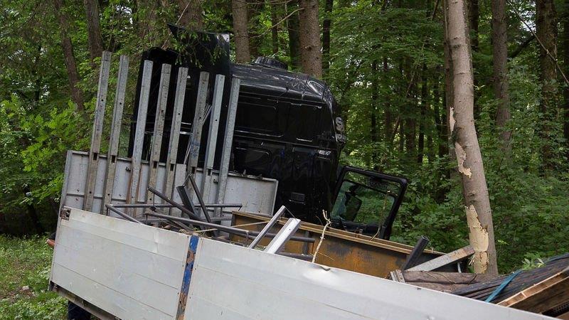B20: Lkw kracht in Bäume