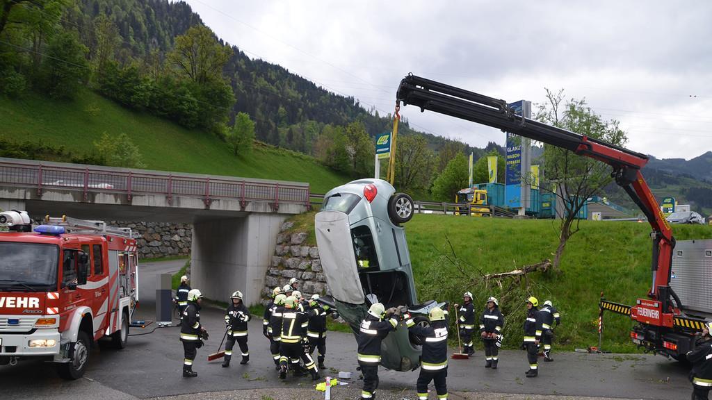 St. Johann: Pkw-Überschlag auf B311