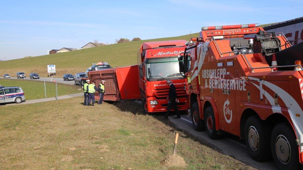 Bier-Lkw kippt um