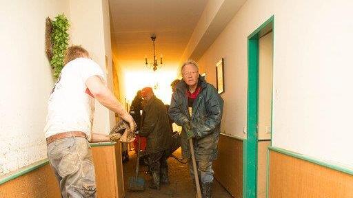 Aufräumarbeiten in Hüttau