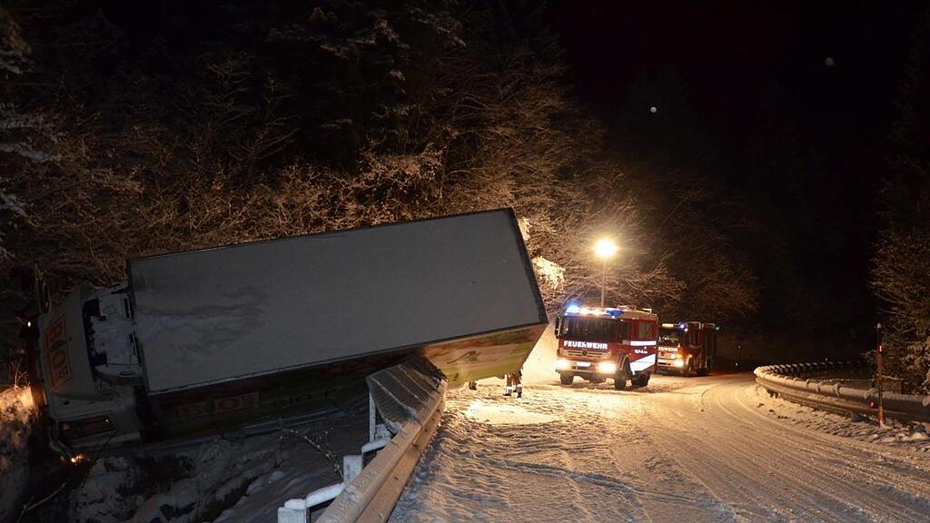 Die Leitschiene gab nach, verhinderte aber trotzdem einen Absturz in das steil abfallende Bachbett.