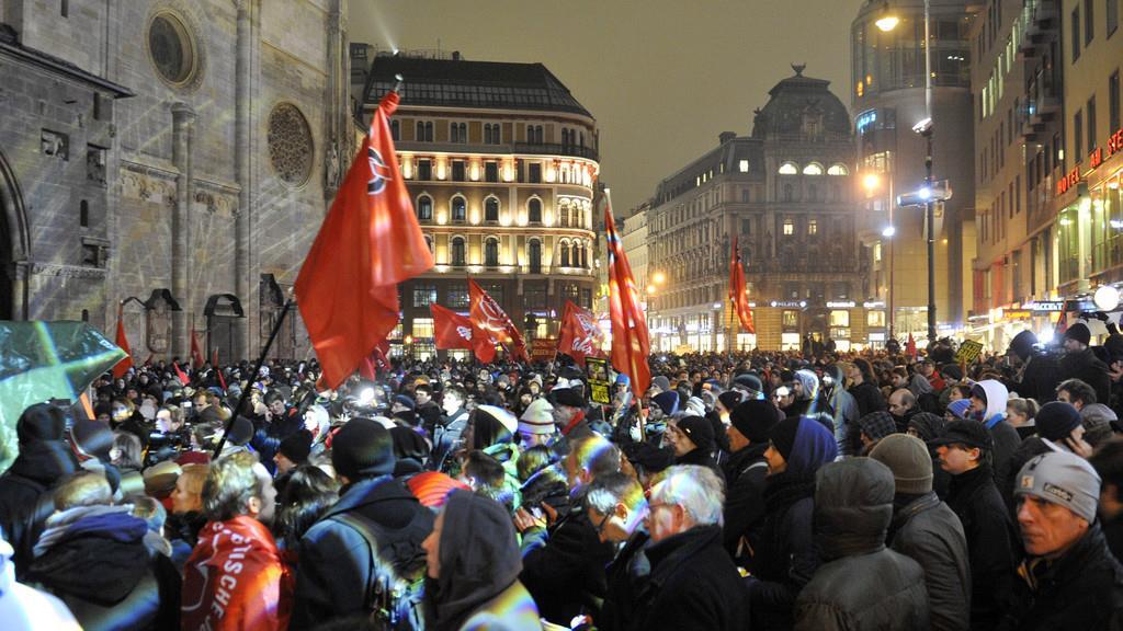 Ausschreitungen bei Demos gegen Akademikerball 2014 in Wien.