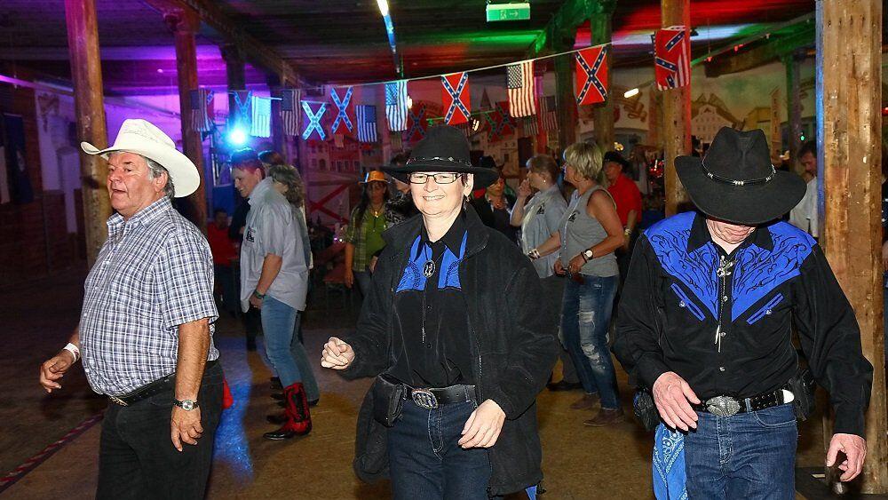 Den Abend ließen die Besucher mit Cowboytänzen ausklingen.