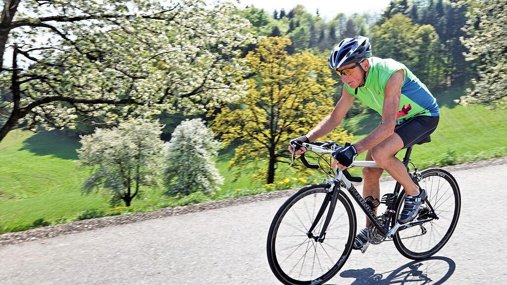 Ein Rennradfahrer prallte am Sonntag gegen einen Pkw und verletzte sich schwer.