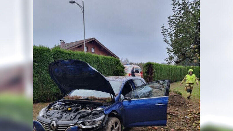 Auto kracht in Bürmoos durch Gartenzaun