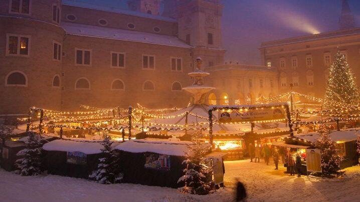 Der Salzburger Christkindlmarkt am Residenzplatz zählt zu den beliebtesten Weihnachtsmärkten weltweit.