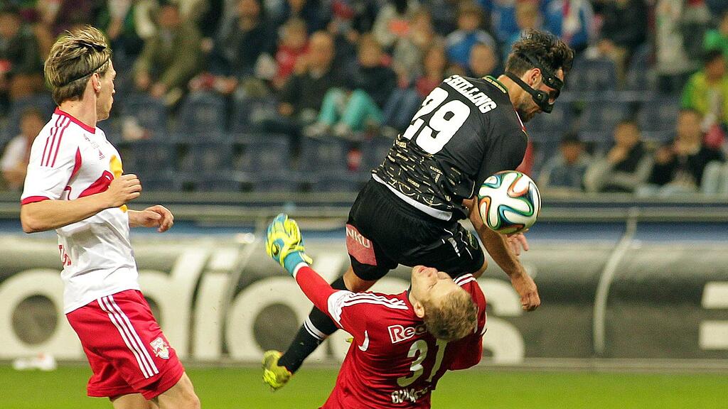 Christian Schilling (FC Wacker Innsbruck) bei seinem Foul an Torwart Peter Gulacsi (FC Red Bull Salzburg) während der Tipp3-Bundesliga-Begegnung zwischen Red Bull Salzburg und FC Wacker Innsbruck am Samstag.