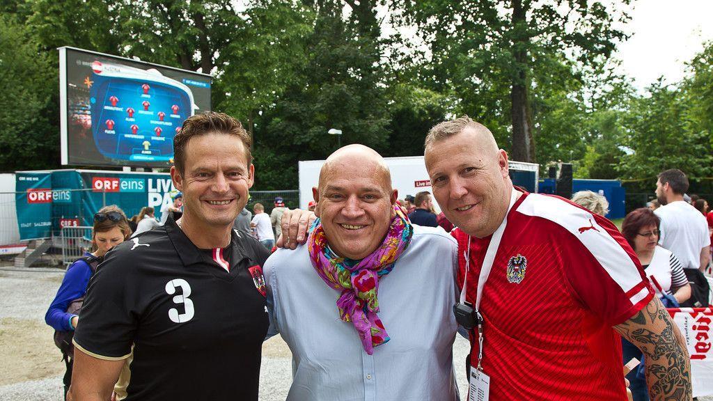 Volle Fan-Zone im Volksgarten