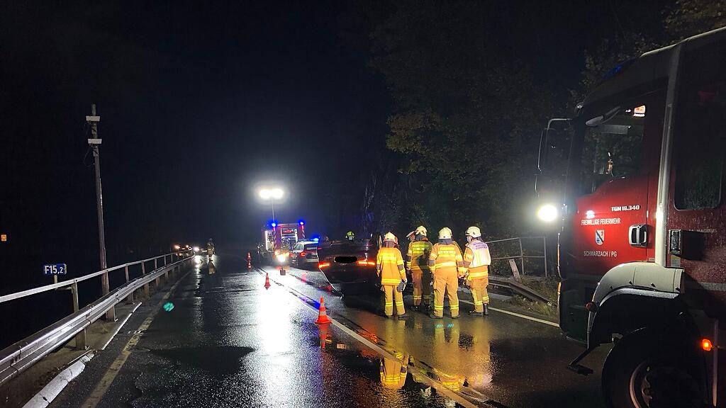 Aufräumarbeiten nach Unfall in Schwarzach
