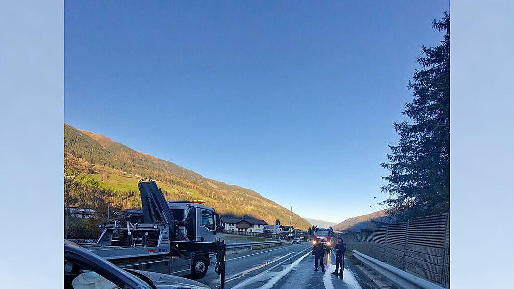 Crash gegen Lärmschutzwand in Neukirchen am Großvenediger