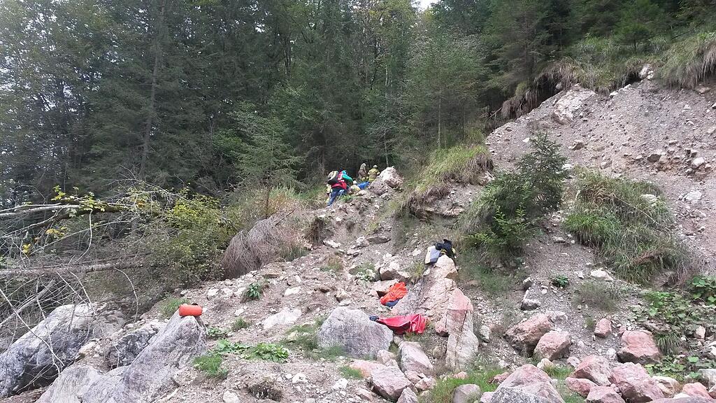 Einsatzkräfte der Feuerwehr und der Bergrettung Lofer bargen die Leiche.