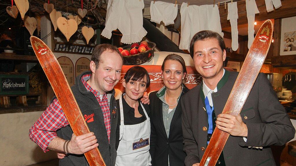 Haubenköche präsentieren puren Genuss auf der Skipiste. Im Bild von links: Hausherr Peter Aschbacher mit Ehefrau Mina Strafner-Aschbacher, Denise Lassacher mit Freund und Bergbahnenchef Josef „Pepi“ Bogensperger