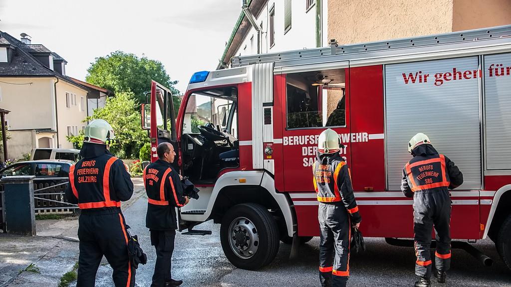 Stadt Salzburg: Pkw brennt in Bachstraße aus