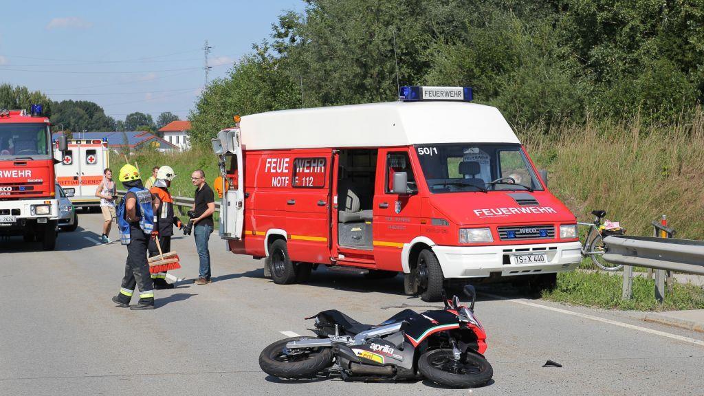 Biker prallt in Pkw